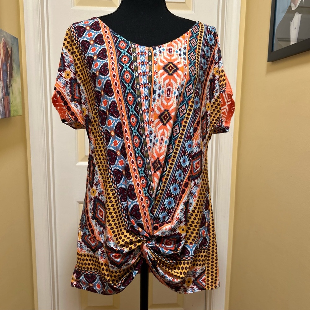 Bobbie Brooks Multicolor Geometric Short Sleeve Top